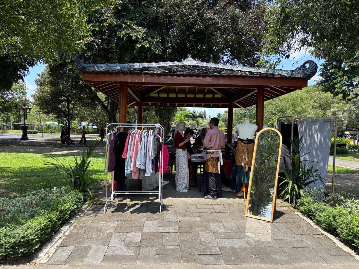 Berwastra di kawasan wisata Candi Prambanan, Senin (23/3/2026). (IDN Times/Herlambang Jati Kusumo)