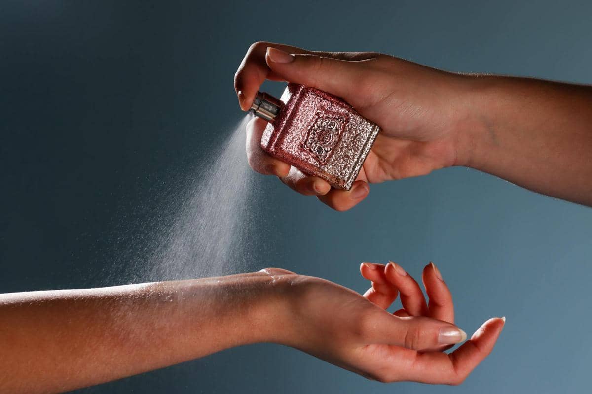 Ilustrasi menyemprotkan parfum ke lengan