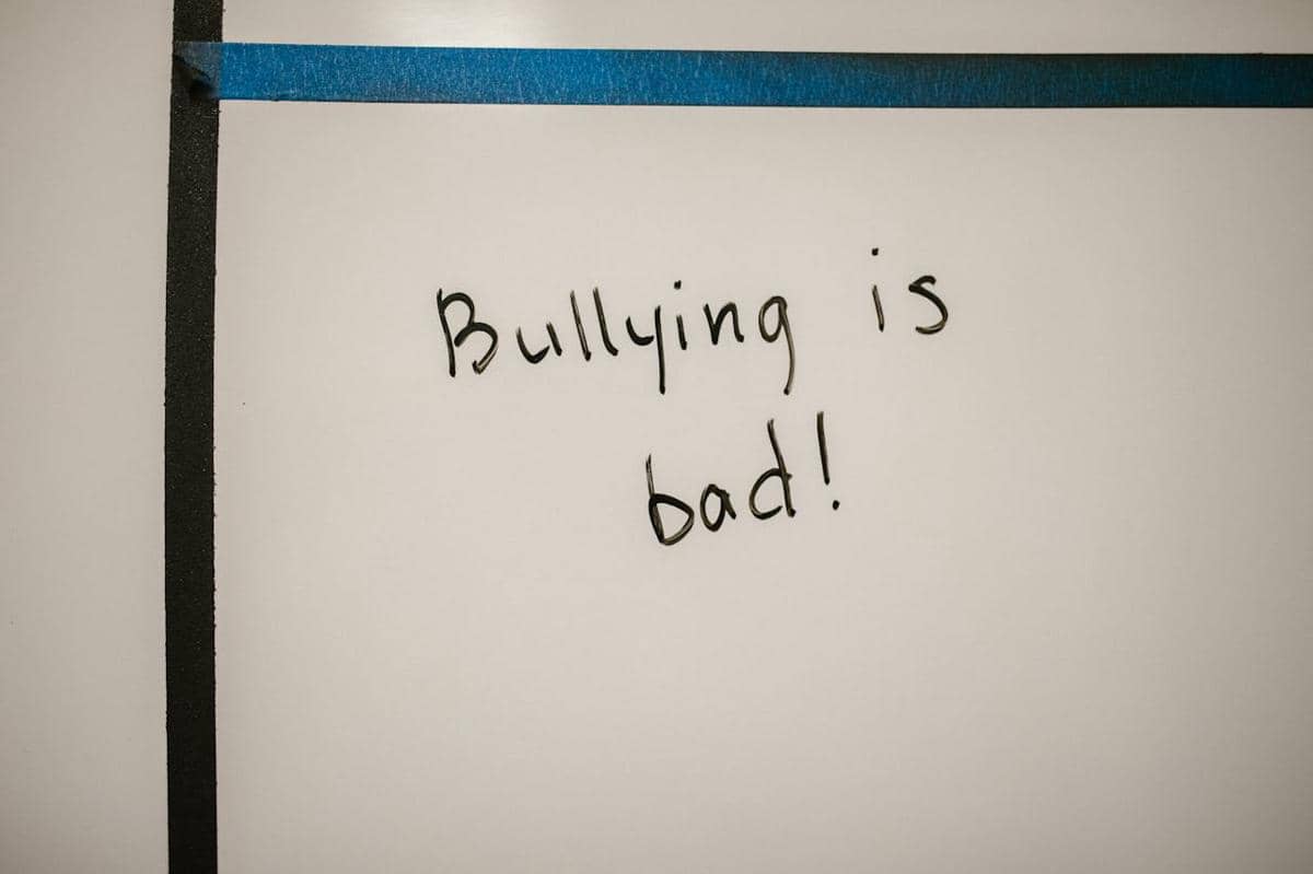Tulisan tangan "Bullying is bad!" di atas sebuah buku