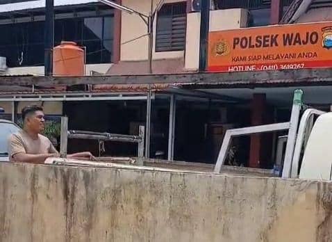 Pria gondrong yang memiliki riwayat gangguan kejiwaan kejar polisi di Polsek Wajo Makassar. (Dokumentasi warga).