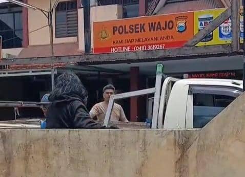 Pria gondrong yang memiliki riwayat gangguan kejiwaan kejar polisi di Polsek Wajo Makassar. (Dokumentasi warga).