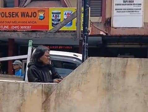 Pria gondrong yang memiliki riwayat gangguan kejiwaan kejar polisi di Polsek Wajo Makassar. (Dokumentasi warga).