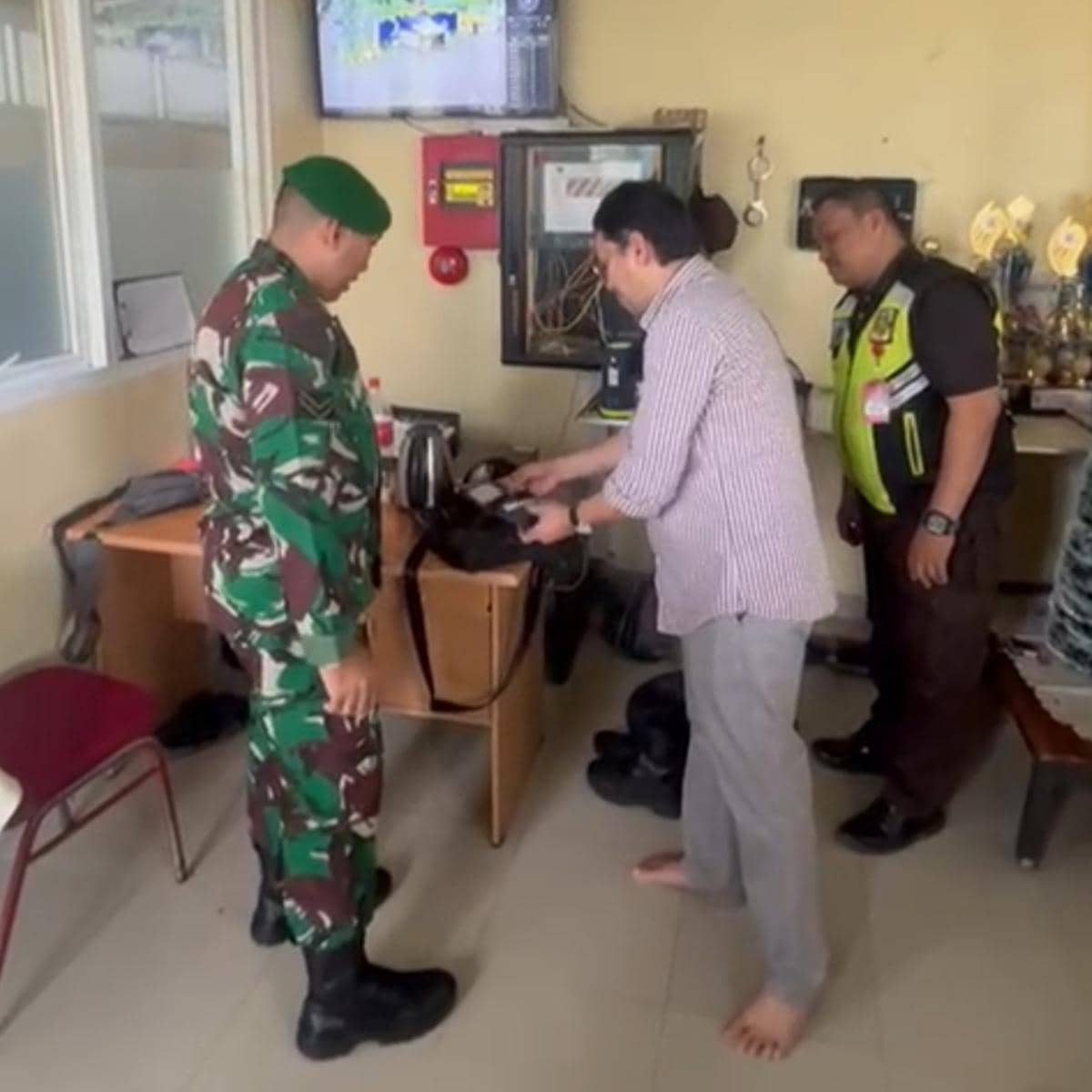 Petugas Tol Bakter Kembalikan Tas Berisi Rp7,7 Juta dan 20 Ribu Dolar 