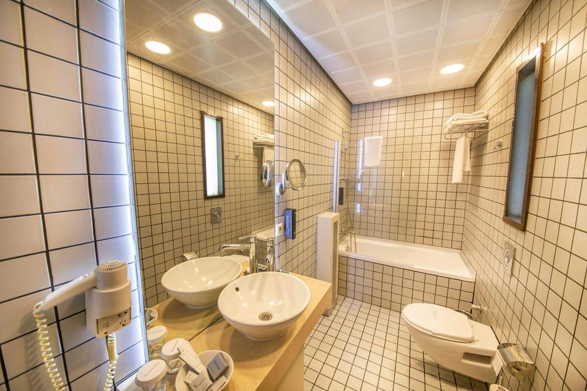 ilustrasi kamar mandi hotel