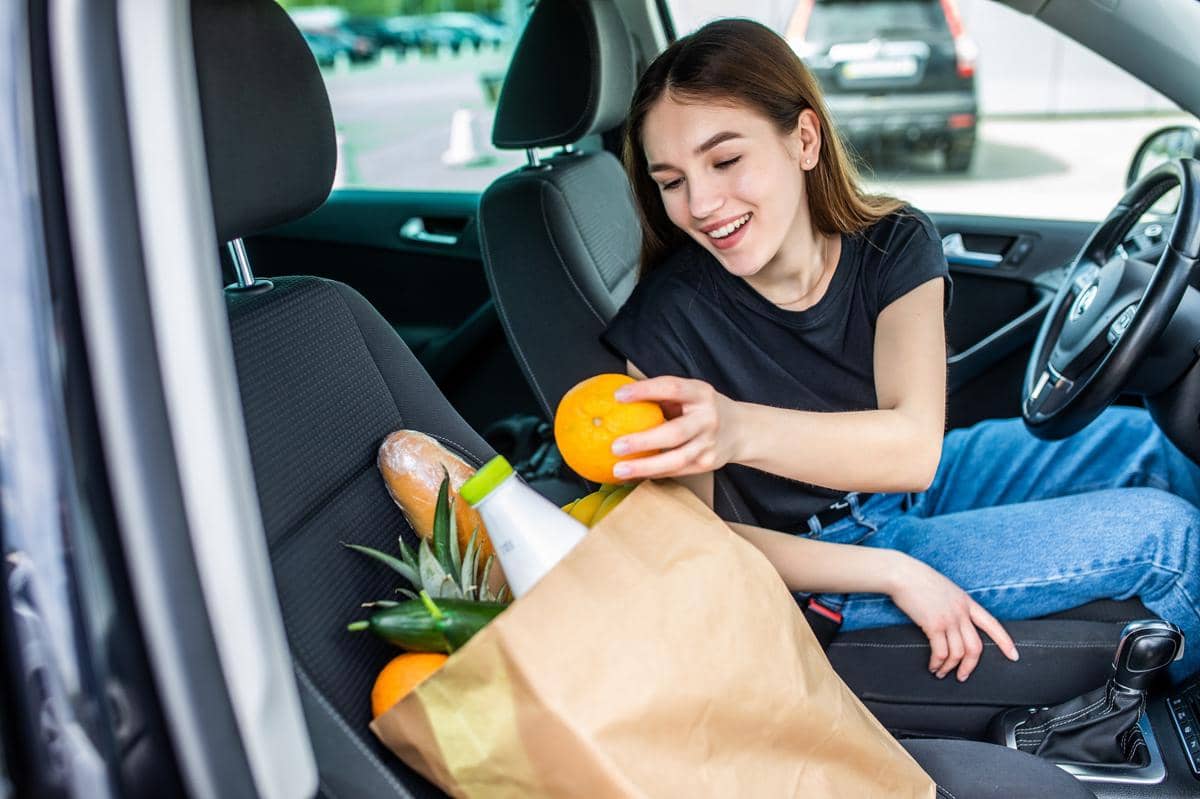 ilustrasi wanita membawa belanjaannya di mobil 