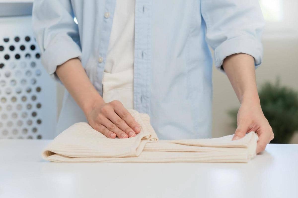 ilustrasi pria sedang melipat baju