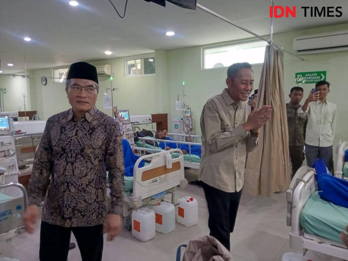 Bupati Bantul, Abdul Halim Muslih dan Wakil Bupati Bantul, Aris Suharyanta layanan cuci darah di RSUD Panembahan Senopati Bantul.