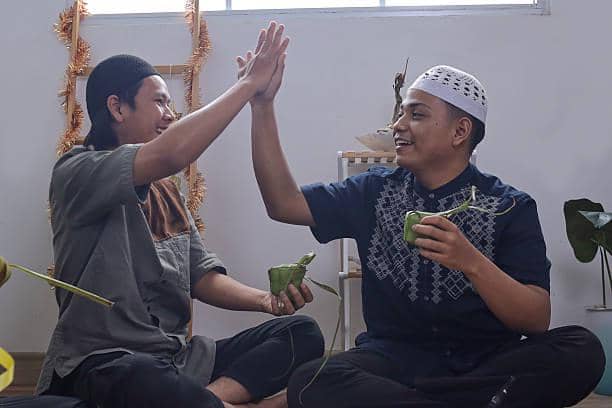 ilustrasi makan ketupat 