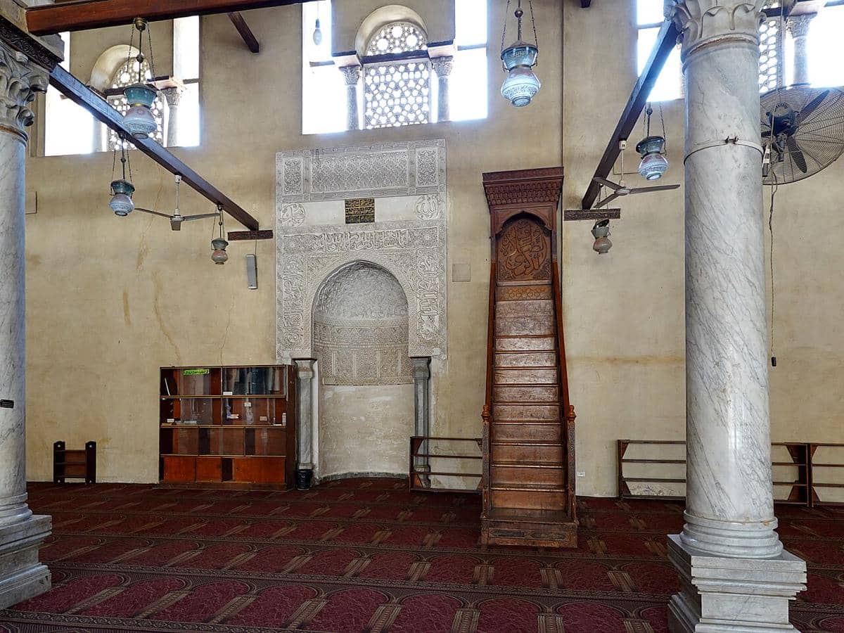 potret mihrab dan minbar Masjid Amr bin Ash