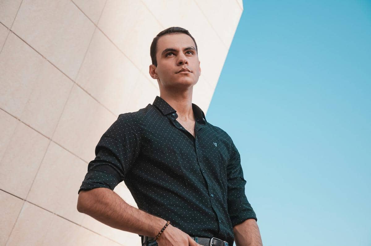 Kenapa Pria Lebih Nyaman Mengikuti Zona Aman dalam Berpakaian?