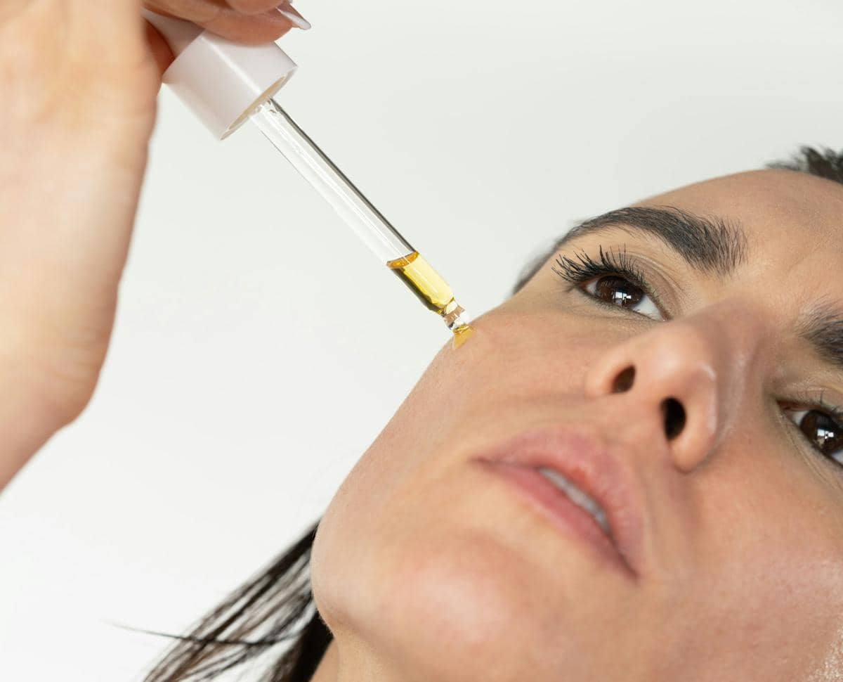 ilustrasi menggunakan serum