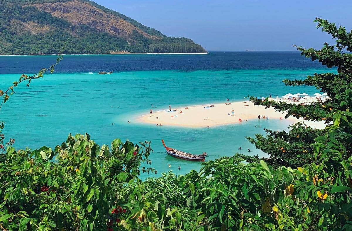 ilustrasi pantai di Satun