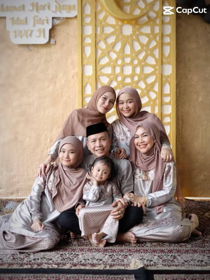 Seleb rayakan hari raya Idulfitri dengan cucu.