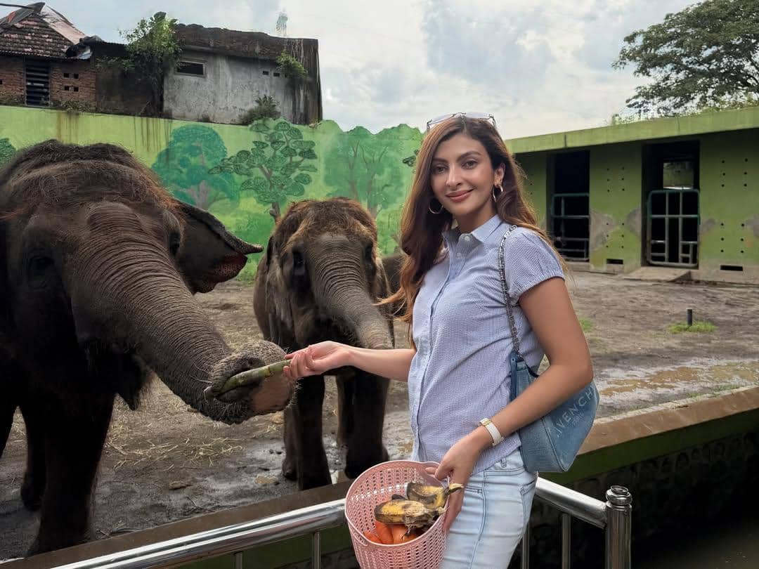 Sarah Keihl ajak keluarga berlibur ke kebun binatang