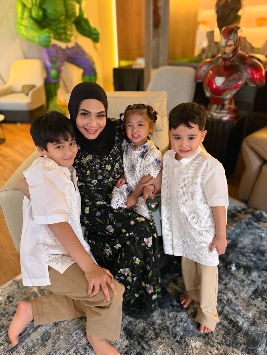 Seleb rayakan hari raya Idulfitri dengan cucu.