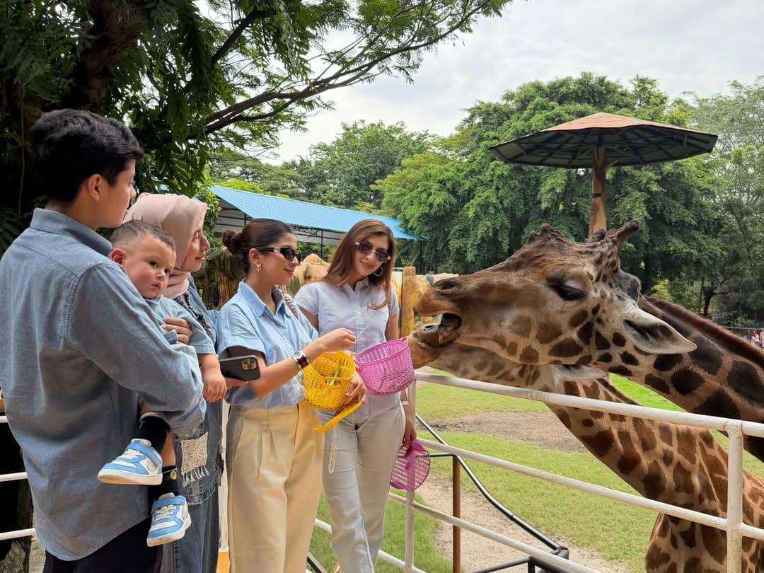 Sarah Keihl ajak keluarga berlibur ke kebun binatang