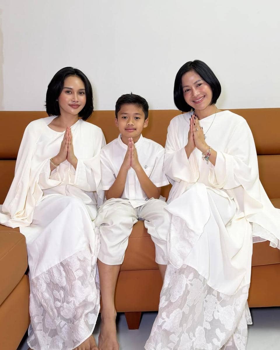 Seleb rayakan hari raya Idulfitri dengan cucu.