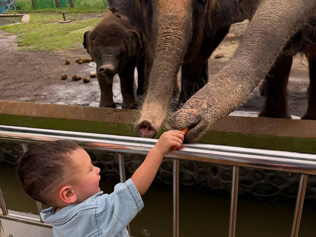 Sarah Keihl ajak keluarga berlibur ke kebun binatang