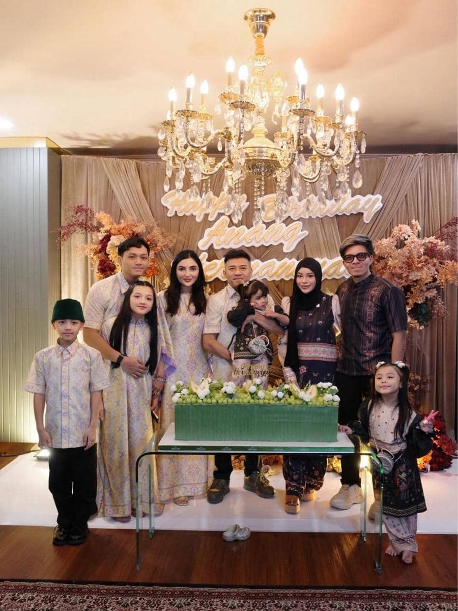 Seleb rayakan hari raya Idulfitri dengan cucu.