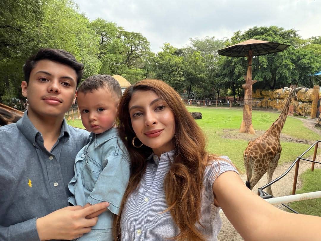 Sarah Keihl ajak keluarga berlibur ke kebun binatang