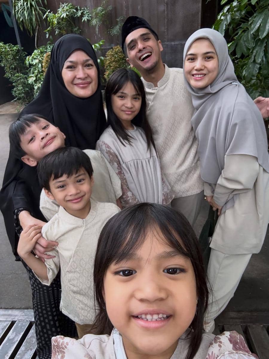 Seleb rayakan hari raya Idulfitri dengan cucu.