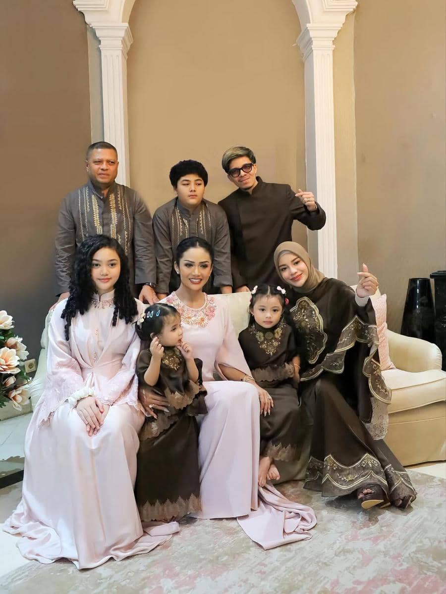 Seleb rayakan hari raya Idulfitri dengan cucu.