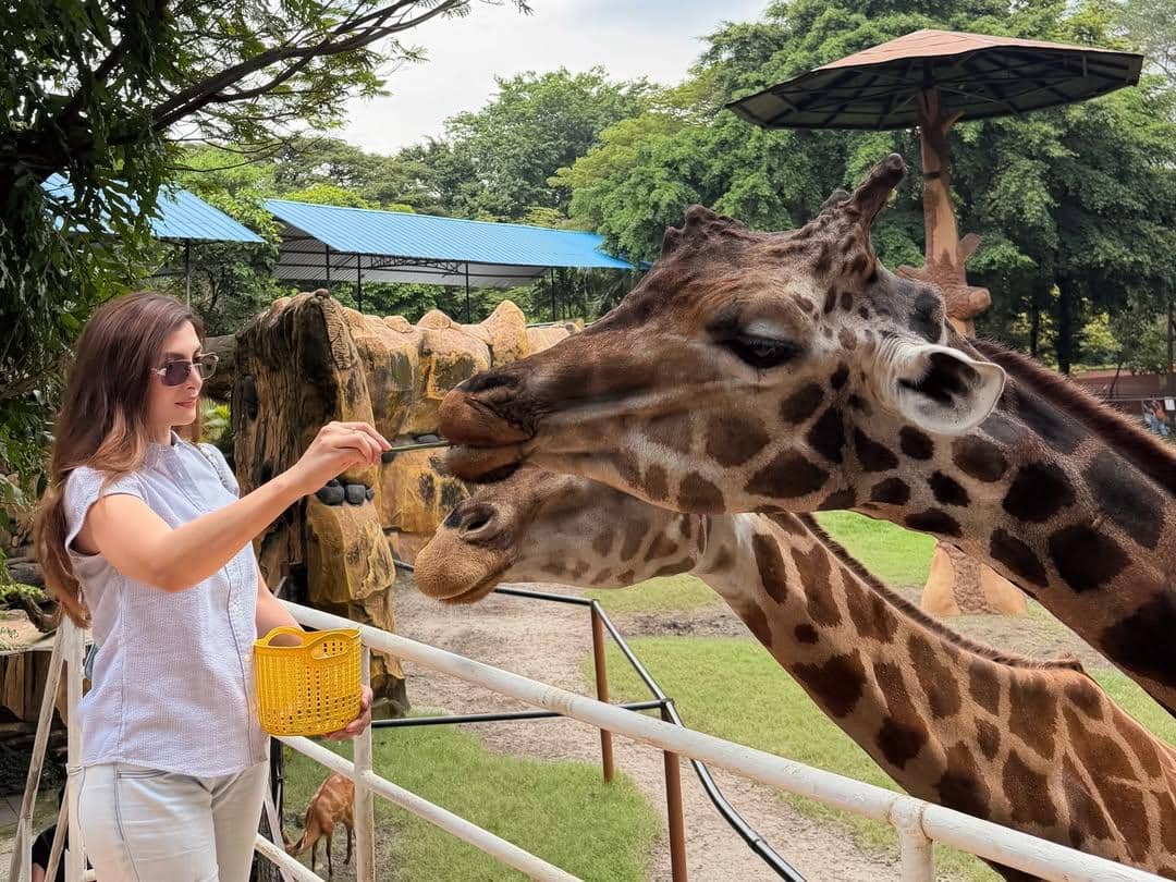 Sarah Keihl ajak keluarga berlibur ke kebun binatang