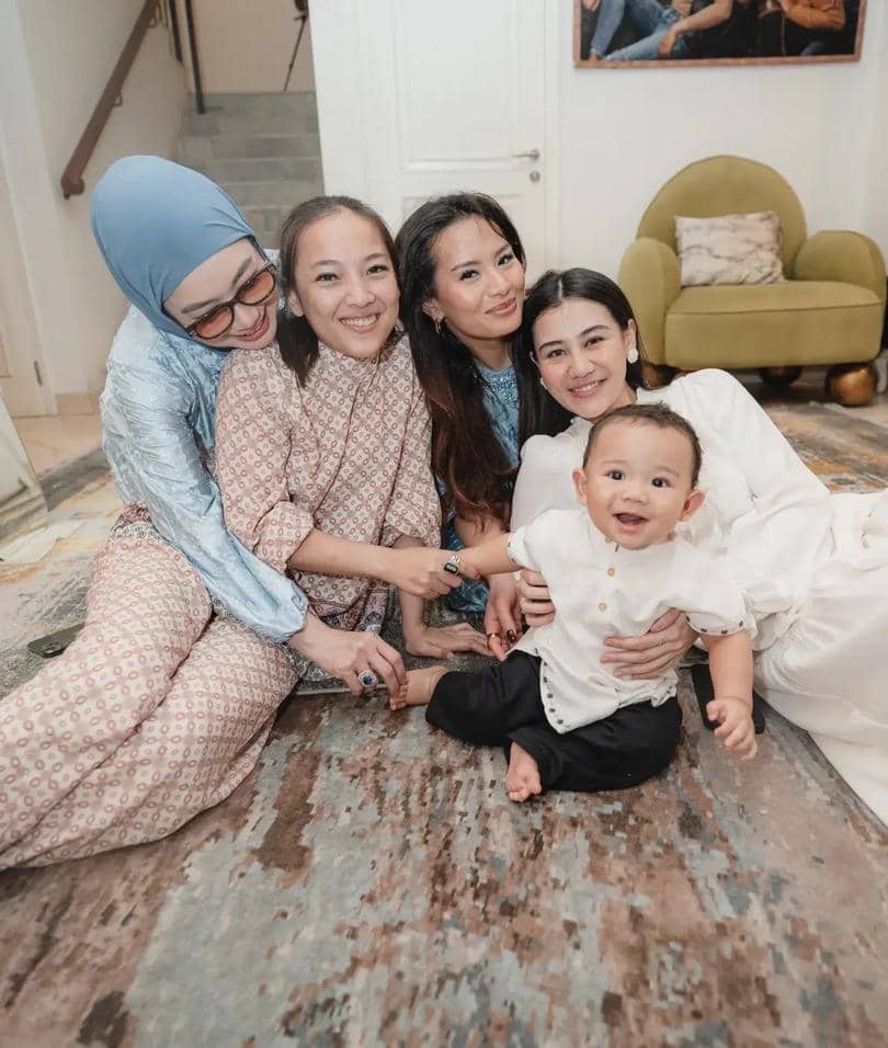 Seleb rayakan hari raya Idulfitri dengan cucu.