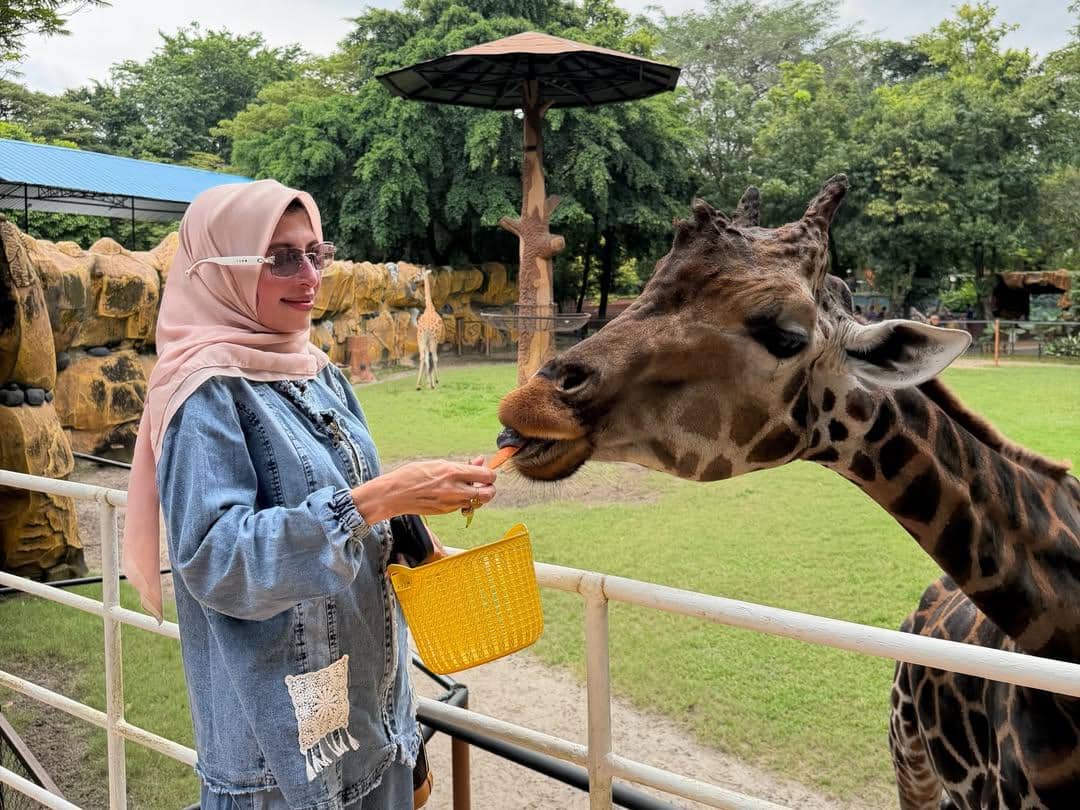 Sarah Keihl ajak keluarga berlibur ke kebun binatang