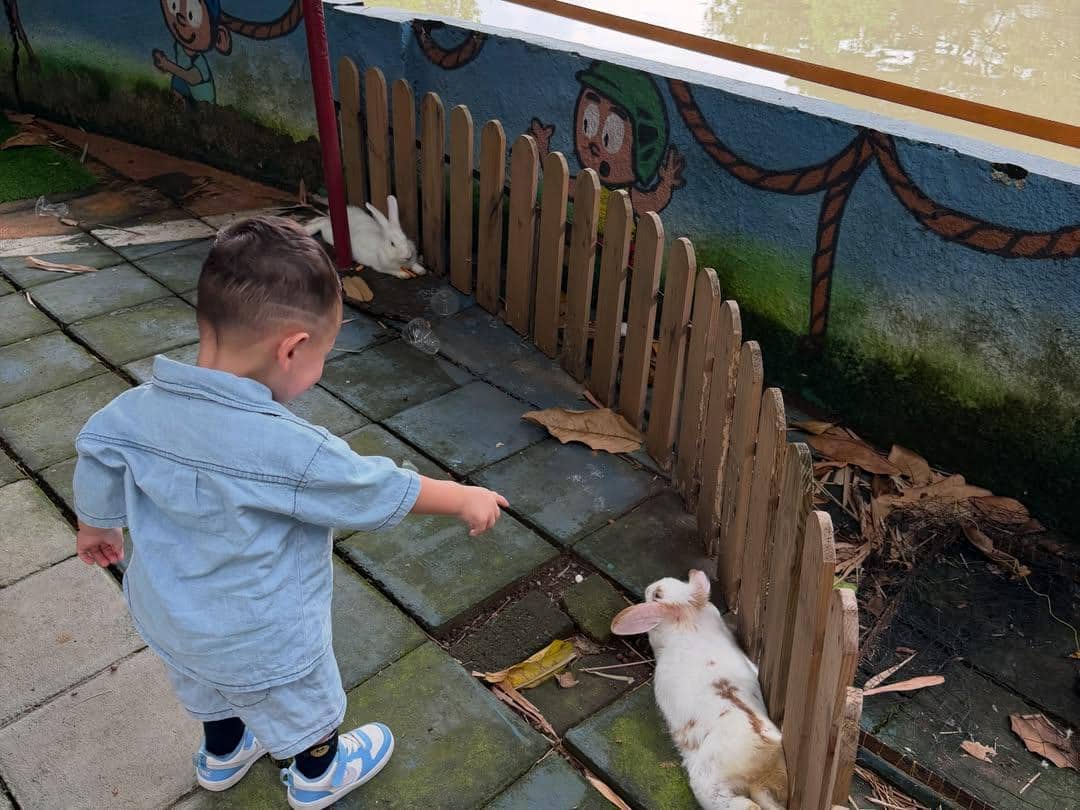 Sarah Keihl ajak keluarga berlibur ke kebun binatang