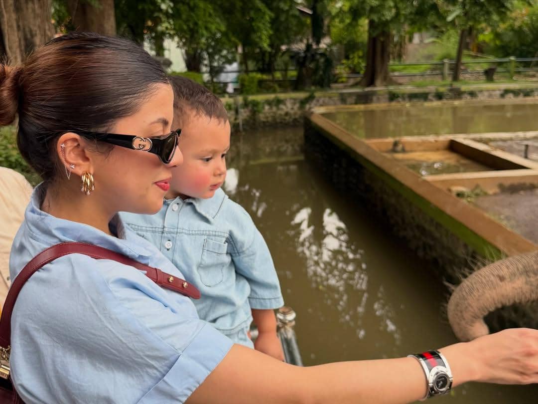 Sarah Keihl ajak keluarga berlibur ke kebun binatang