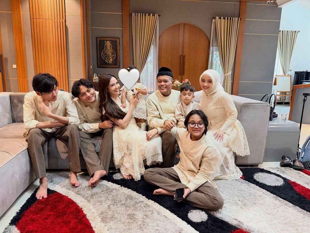 Seleb rayakan hari raya Idulfitri dengan cucu.