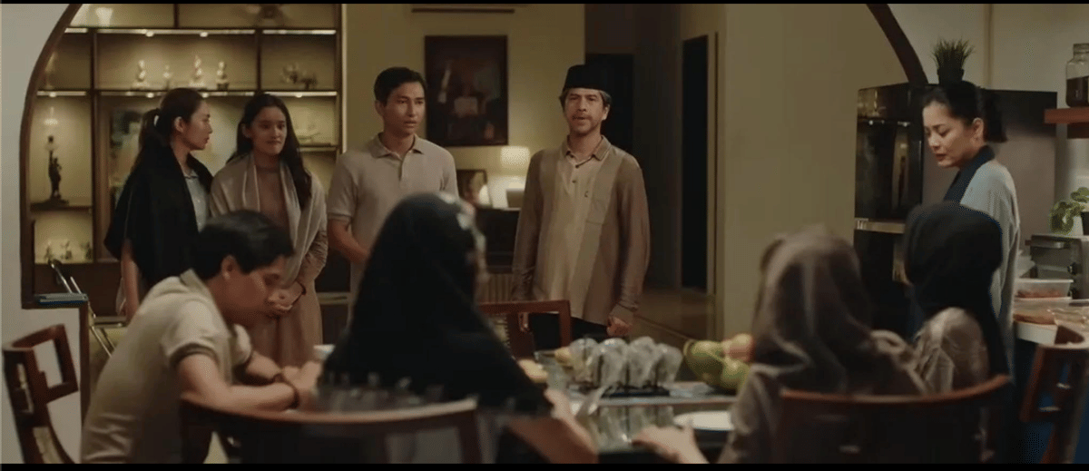 ilustrasi kumpul keluarga di ruang meja makan dalam film Tunggu Aku Sukses Nanti