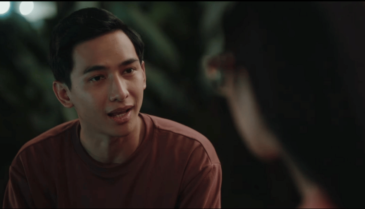 adegan Arga (Ardit Erwandha) curhat kepada Fanny (Fita Anggriani) dalam film Tunggu Aku Sukses Nanti