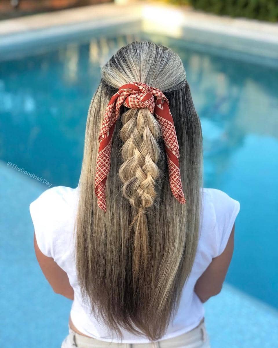 Ide styling rambut dengan bandana