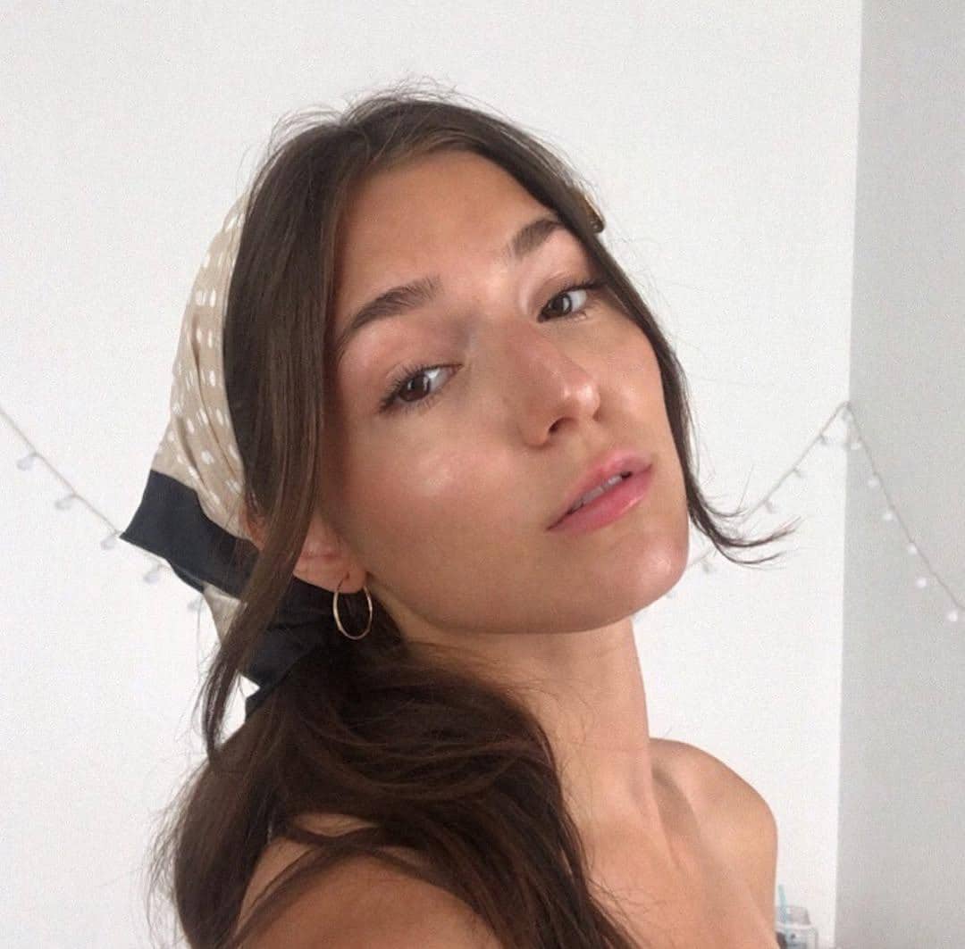 Ide styling rambut dengan bandana