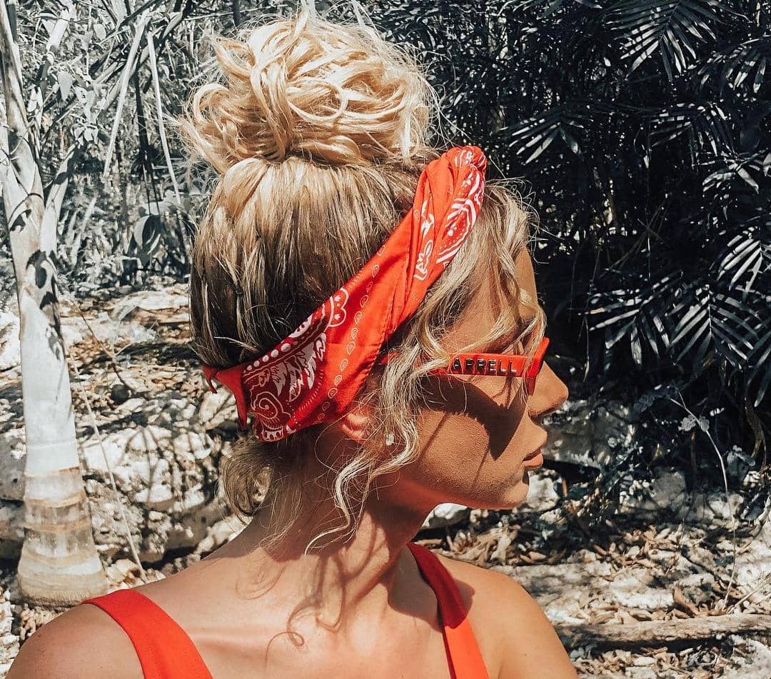 Ide styling rambut dengan bandana