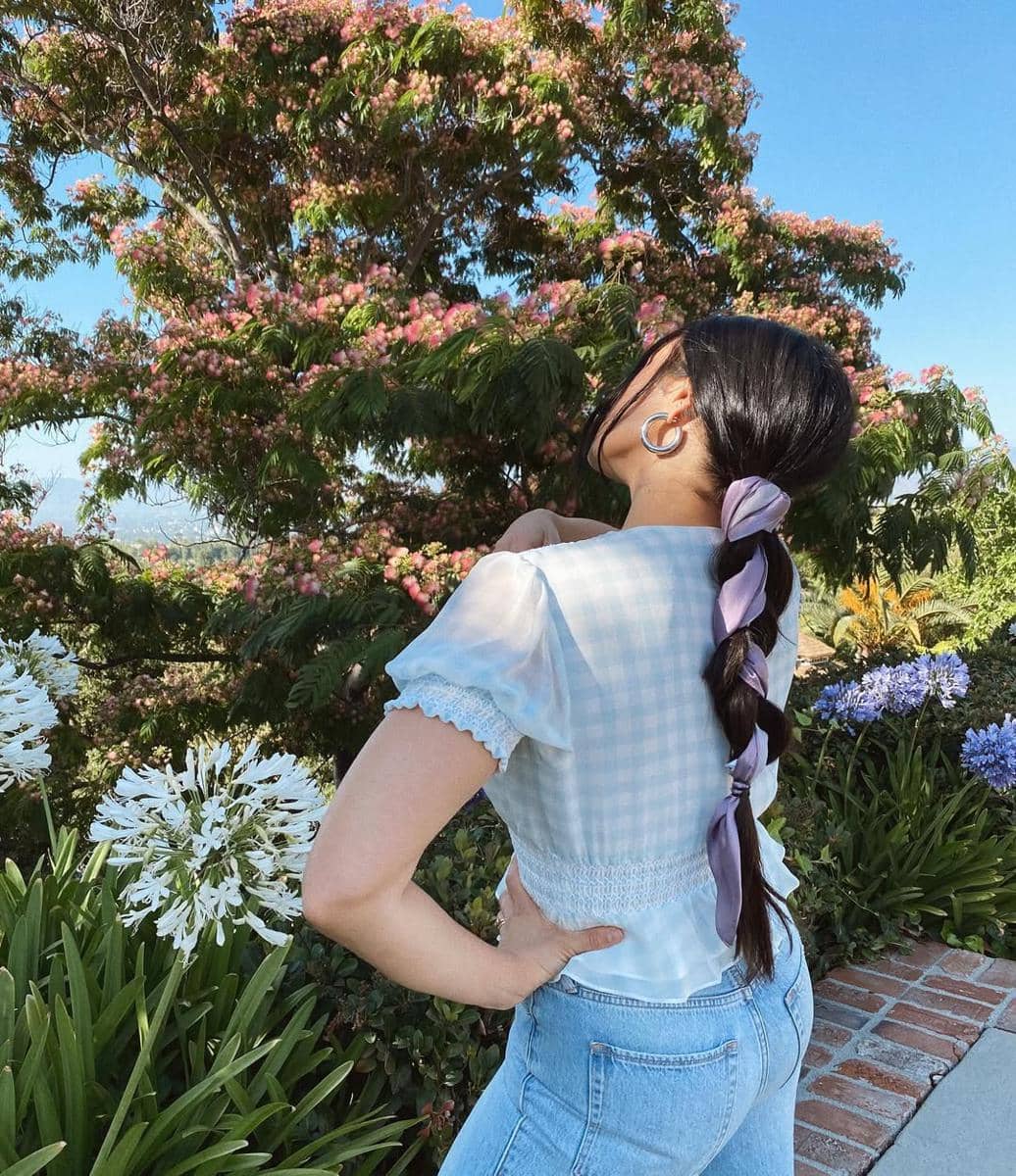 Ide styling rambut dengan bandana