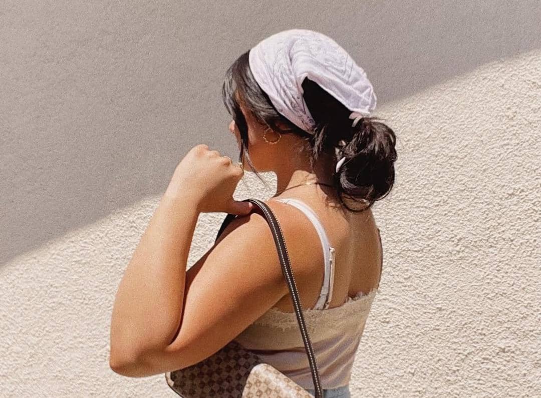 Ide styling rambut dengan bandana