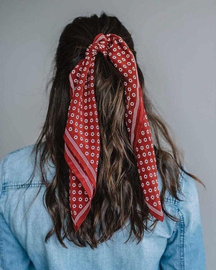 Ide styling rambut dengan bandana