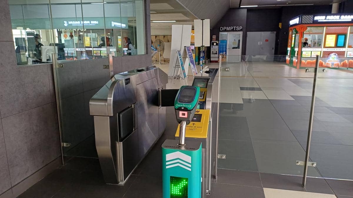 Potret mesin tap in stasiun MRT Jakarta