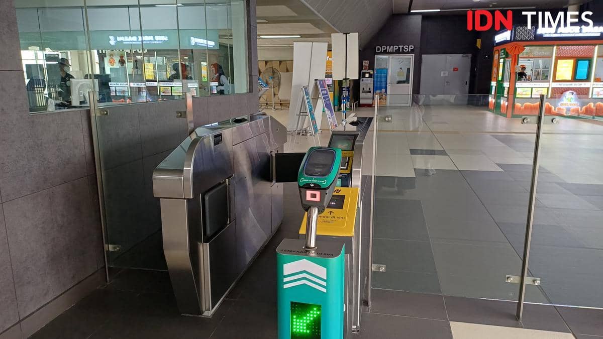 Potret mesin tap in stasiun MRT Jakarta