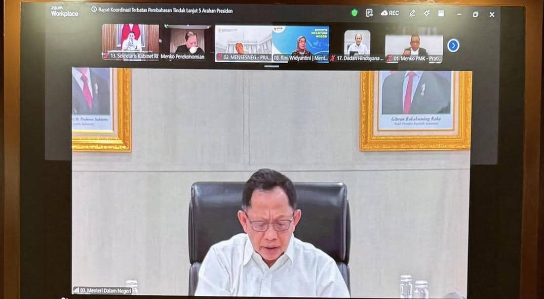Menteri Dalam Negeri, Tito Karnavian menghadiri rapat virtual membahas penyesuaian di sektor energi, Selasa (24/3/2026). (Instagram.com/sekretariat.kabinet)