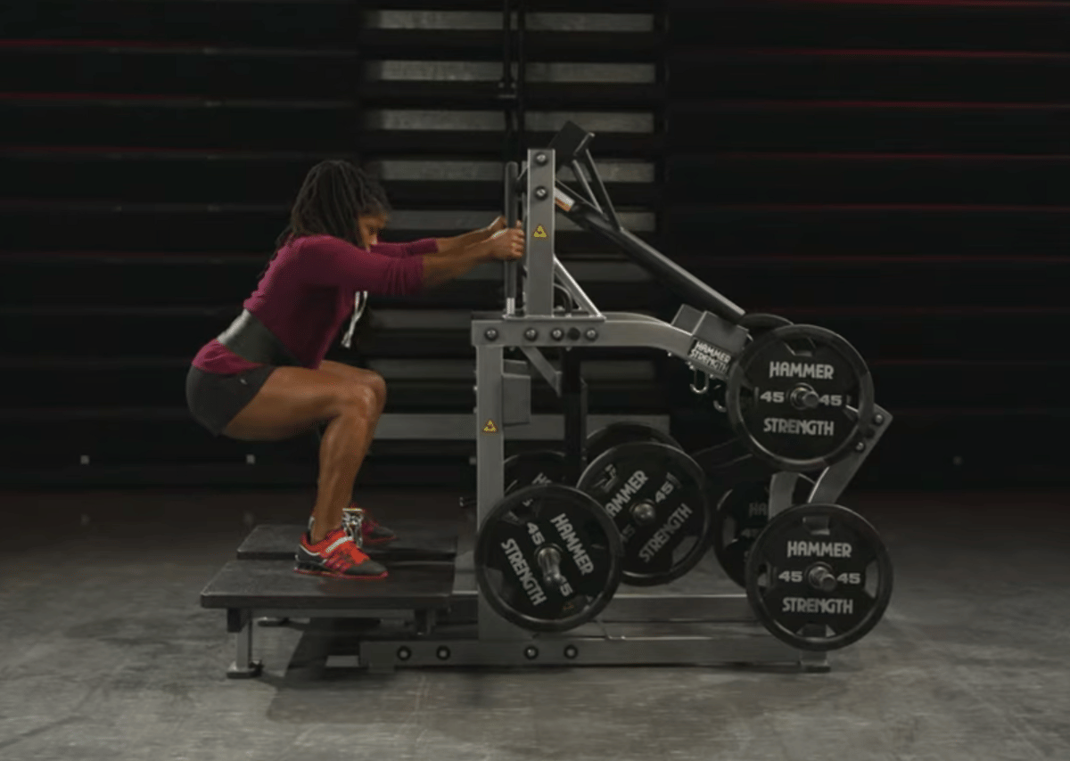 Latihan dengan belt squat machine.