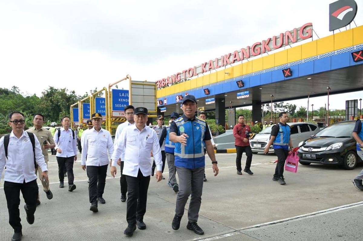 Menteri Perhubungan (Menhub), Dudy Purwagandhi memantau pembukaan one way nasional di Gerbang Tol (GT) Kalikangkung, Selasa (24/3/2026). (dok. Jasa Marga)