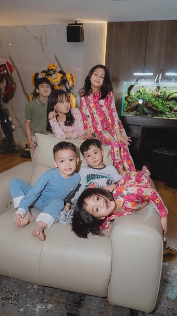 artis di open house Raffi Ahmad dan Nagita Slavina