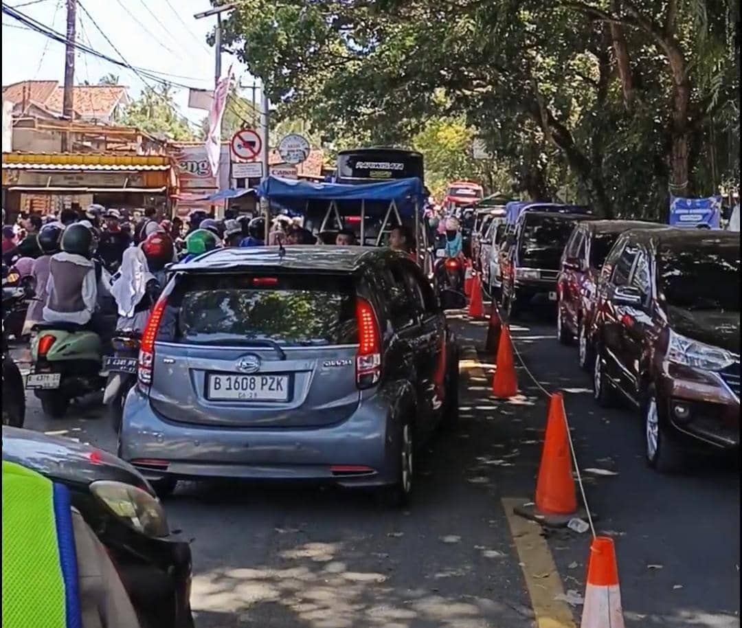 68.500 Wisatawan Serbu Pantai Anyer, Jalur Utama Macet Parah