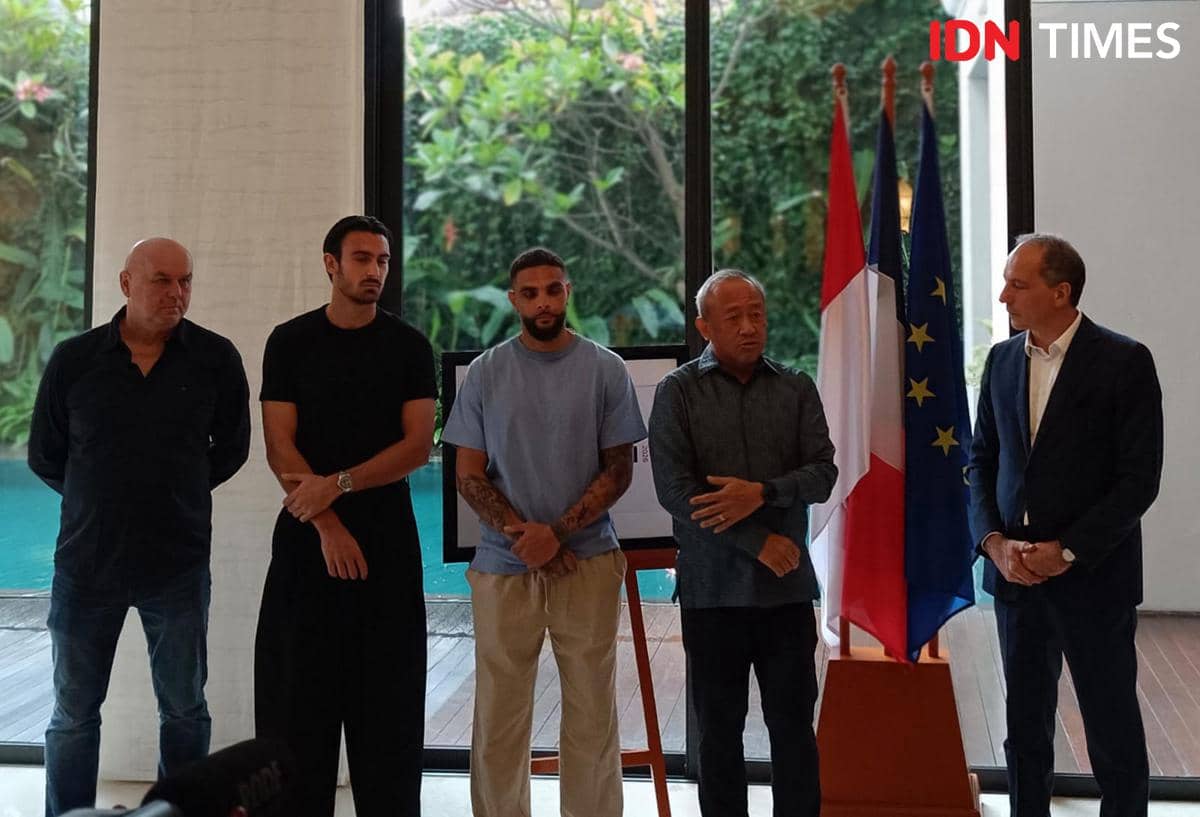 Dubes Prancis Dapat Kado Spesial dari Persib dan Kurzawa di Jakarta