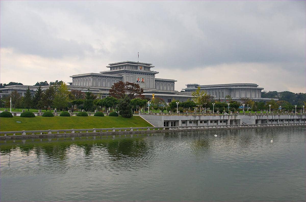 Istana Matahari Kumsusan, yang berfungsi sebagai mausoleum dan museum yang terletak di Pyongyang, Korea Utara. 