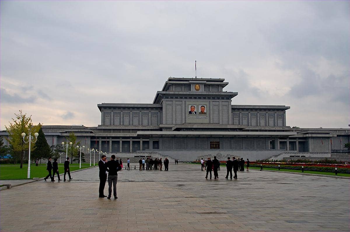 Istana Matahari Kumsusan, yang berfungsi sebagai mausoleum dan museum yang terletak di Pyongyang, Korea Utara. 